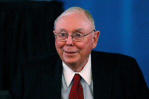Charlie Munger psychology lessons: 5 hidden mind traps that change how you make life decisions