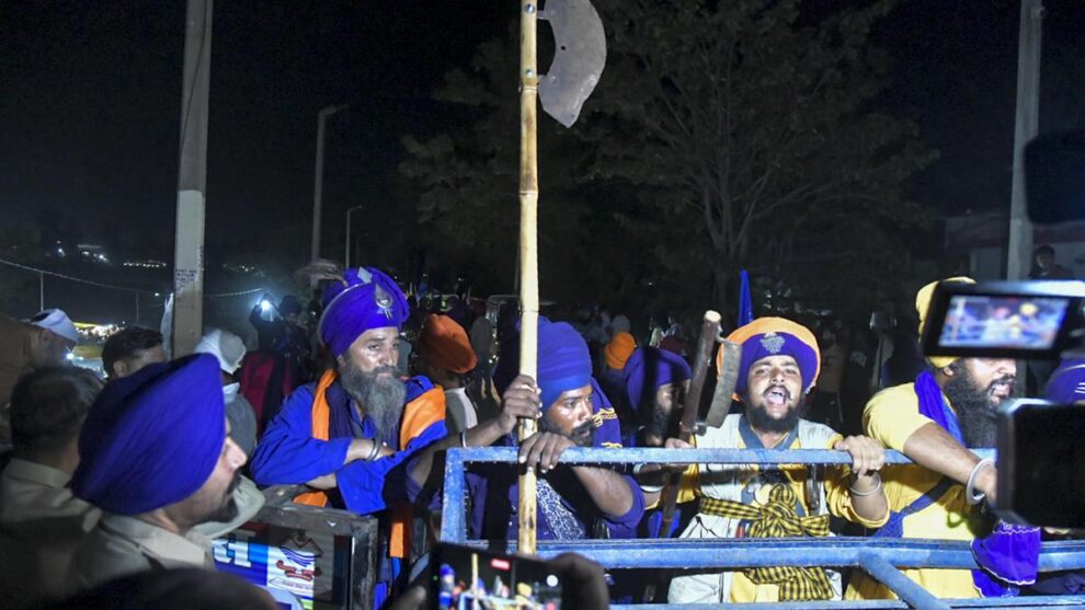 Scuffle breaks out among Nihang Sikh groups at Punjab’s Sohana's Gurdwara